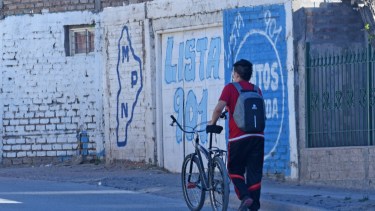 Los barrios de la capital neuquina todavía guardan pintadas de las campañas del pasado 2019, que concentró la carrera electoral. Foto: Florencia Salto.