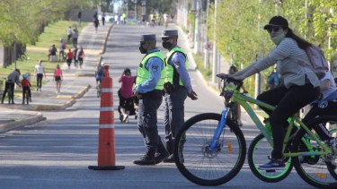 El domingo, como hace semanas, la circulación en Neuquén fue solo peatonal. Seguirá de la misma manera. (Foto: Oscar Livera)