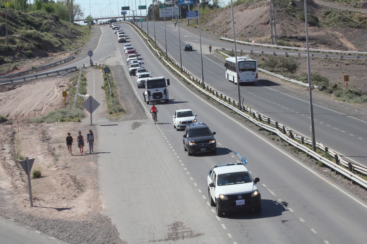 "Lo que piden los pueblos del interior es lo que piden las Pymes", comparó Bertoya y llamó a un "abrazo" a la Casa de Gobierno (Foto manifestación Pymes este lunes, Oscar Livera)