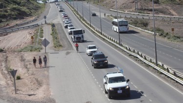 "Lo que piden los pueblos del interior es lo que piden las Pymes", comparó Bertoya y llamó a un "abrazo" a la Casa de Gobierno (Foto manifestación Pymes este lunes, Oscar Livera)