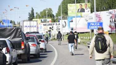 Hay demoras de hasta una hora para ingresar a Neuquén desde Cipolletti, por el puente carretero. (Florencia Salto).