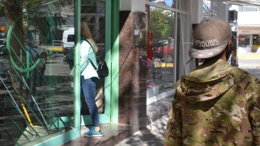 Dispar acatamiento de las medidas de take away y venta por delivery (foto Yamil Regules)