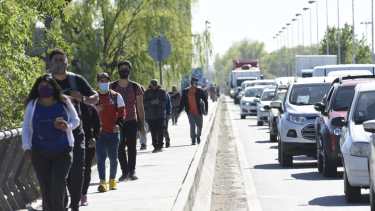 Hay demoras de hasta una hora para ingresar a Neuquén desde Cipolletti, por el puente carretero. (Florencia Salto).