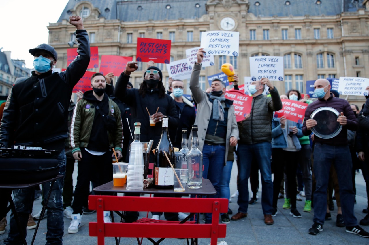 Propietarios de bares protestaron en París por el cierre de sus negocios.