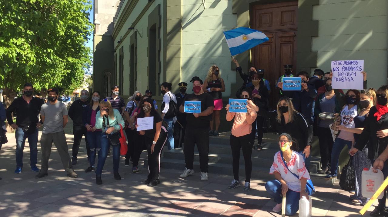 Los "Comerciantes Unidos de Neuquén" volvieron a protestar en la Casa de Gobierno y el Municipio. (Gentileza).-