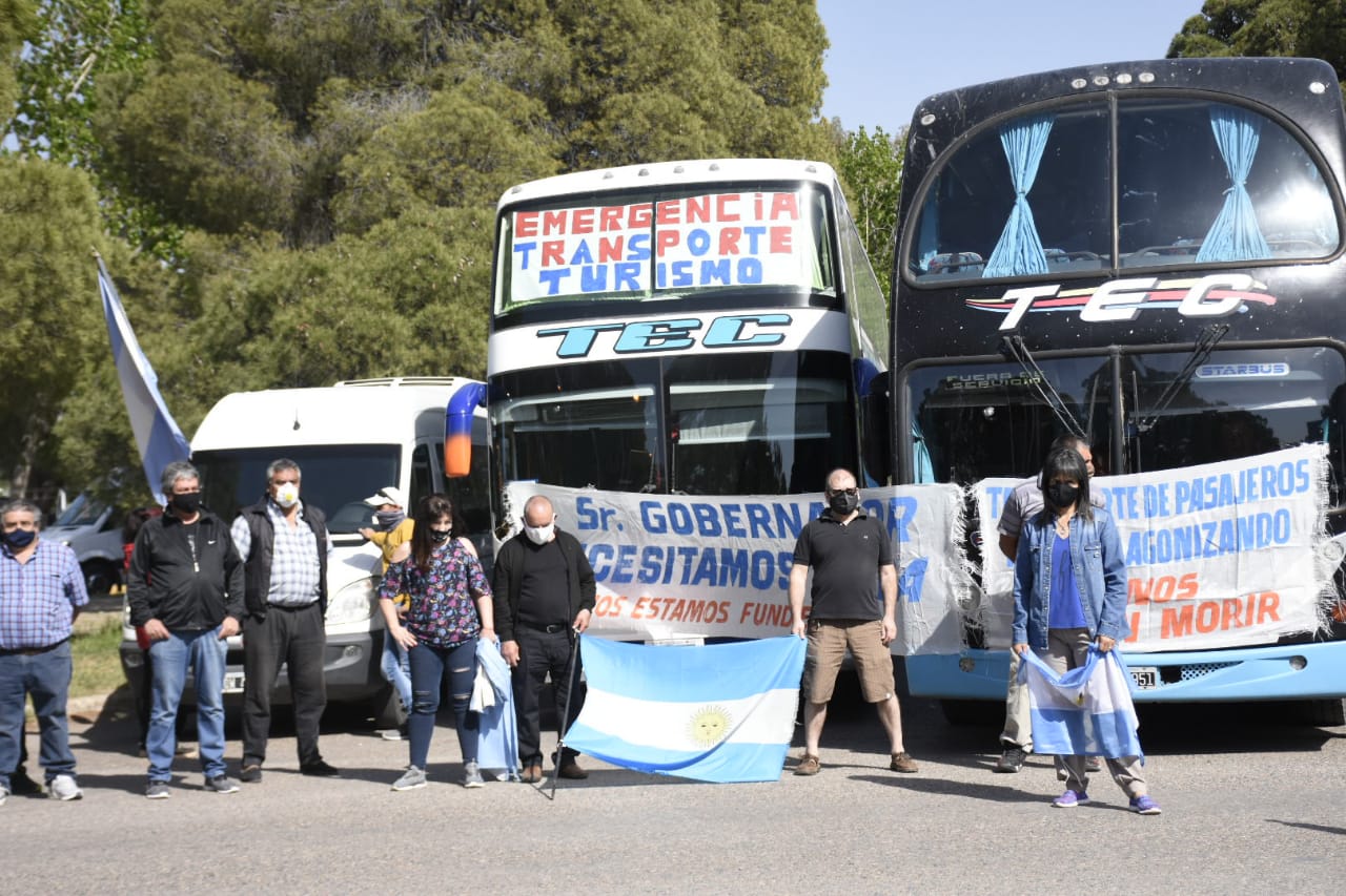 Transportistas protestan fuera del Aeropuerto Internacional Presidente Perón. Esperan la llegada del mandatario Alberto Fernández a Neuquén. (Foto: Florencia Salto).