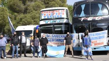 Transportistas protestan fuera del Aeropuerto Internacional Presidente Perón. Esperan la llegada del mandatario Alberto Fernández a Neuquén. (Foto: Florencia Salto).