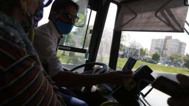 Las nuevas tarjetas cuestan $ 100 y luego de comprarlas hay que cargar crédito para viajar.