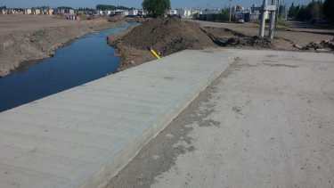 El puente sobre el Arroyo Durán a la altura de Saavedra. Al fondo, la urbanización de las 127 hectáreas. (foto Yamil Reguiles)