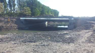 El Arroyo Durán a la altura de la calle Saavedra, que en 2021 desembocará detrás de la zona de Jumbo por la calle en ejecución hasta la Lanin. ( Foto Yamil Regules)