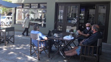 Bares y restautantes sacan sus mesas a las veredas. Foto: Oscar Livera