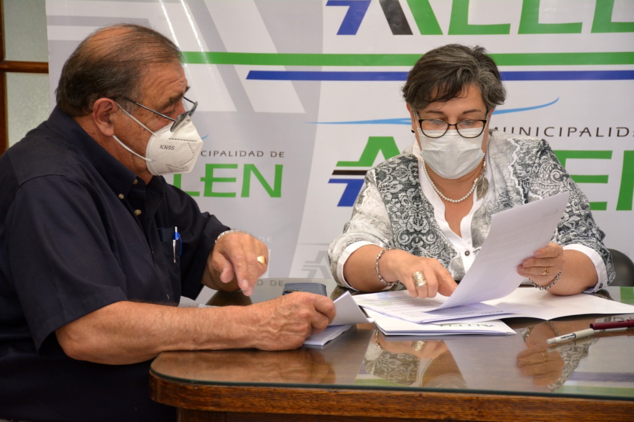 La intendenta Martín y un representante de la firma NRG Argentina SA firmaron el acuerdo para el desarrollo de la planta de procesamiento de arena.