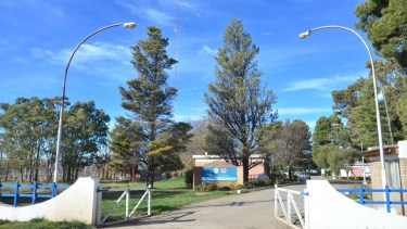 Unos 300 trabajadores y trabajadoras del INTA de Río Negro y Neuquén piden mejoras salariales. Foto: Marcelo Ochoa
