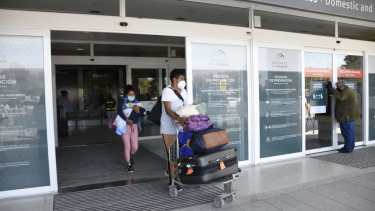 Después de siete meses, volvieron los vuelos comerciales a Neuquén. (Florencia Salto).-