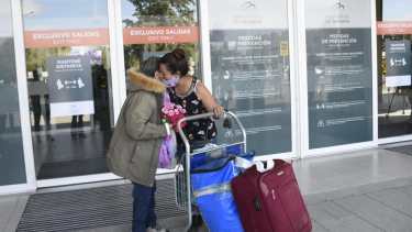 La llegada a Neuquén del primer vuelo comercial de la pandemia, en fotos