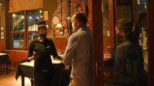 Estos son los horarios de comercios y bares en Neuquén, Cipolletti y Centenario