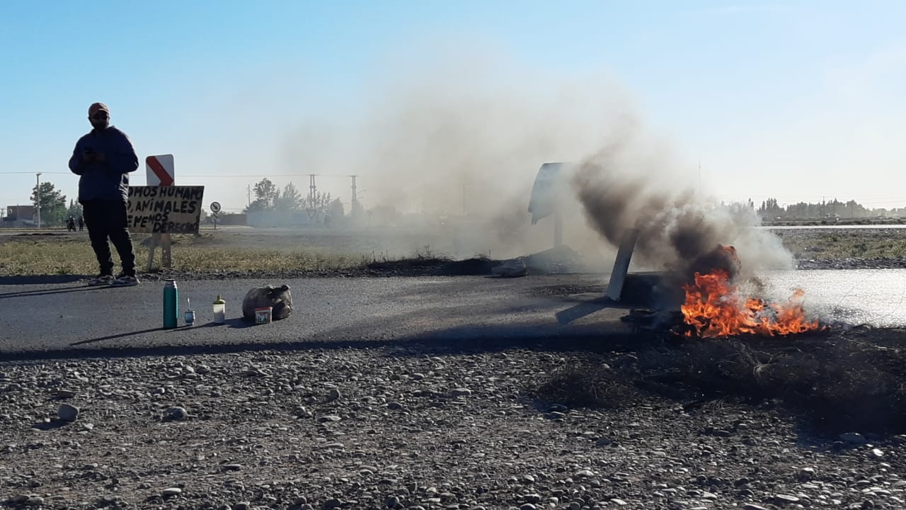 Miembros de las tomas de Casimiro Gómez cortaron la Autovía Norte en reclamo de servicios básicos. (Foto: Gentileza).