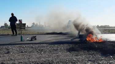 Miembros de las tomas de Casimiro Gómez cortaron la Autovía Norte en reclamo de servicios básicos. (Foto: Gentileza).