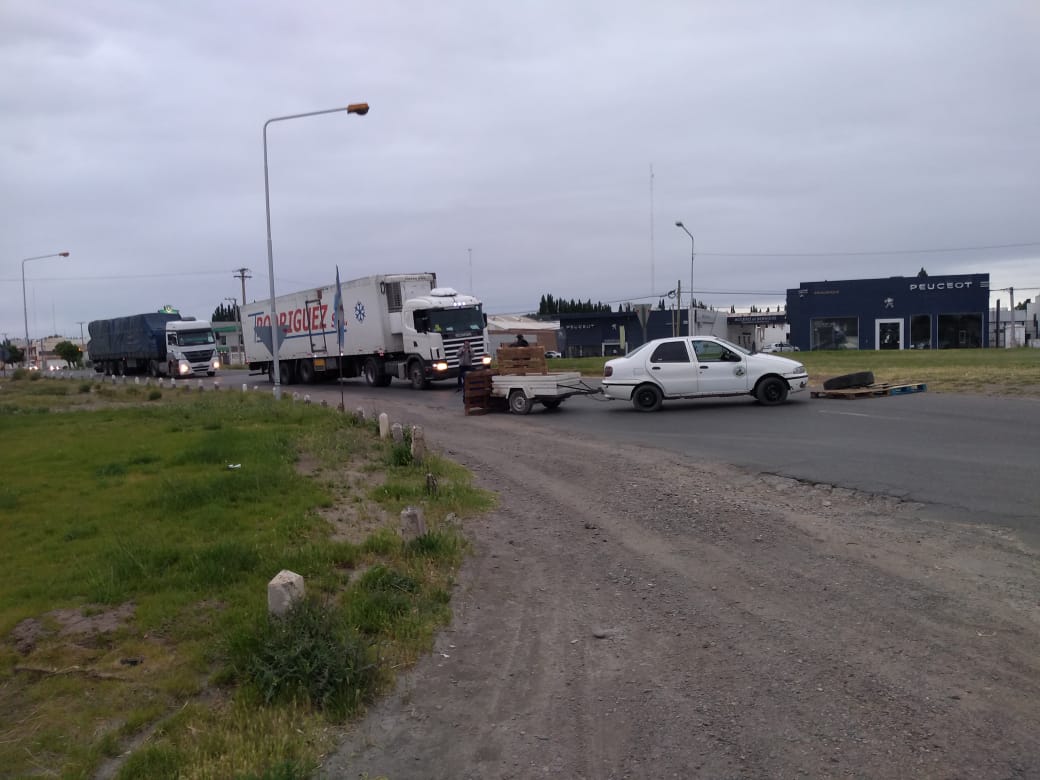 Transportistas cortaron la rotonda de acceso a Neuquén sobre la Ruta 22 y la Ruta 151. (Foto: @chechealumine).