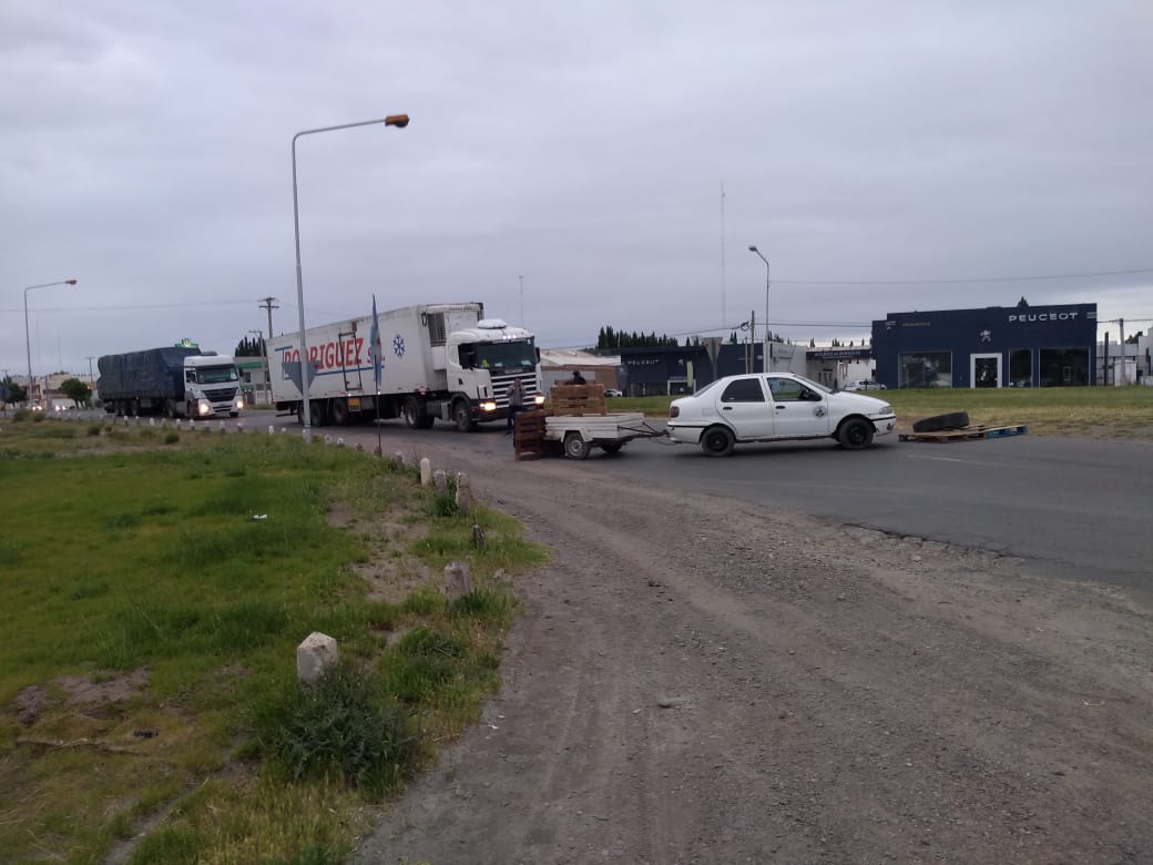 Transportistas cortaron la rotonda de acceso a Neuquén sobre Ruta 22 y ...