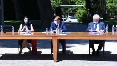 Luego de recorrer el puesto del plan Detectar, el ministro dio una conferencia junto a Peve y Gutiérrez. (Florencia Salto).-