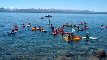 El desfile náutico en Bariloche cerró un mes de actividades para concientizar sobre el cáncer de mama.