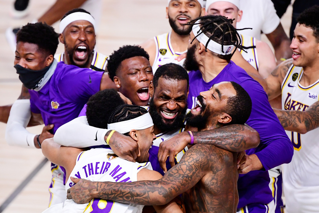 LeBron James llevó a los Lakers al título y sus compañeros lo abrazaron en el festejo. 