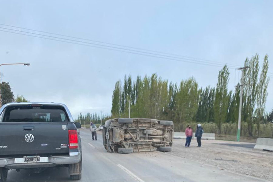 Un vehículo quedó de costado en la Ruta 22. Foto: Gentileza
