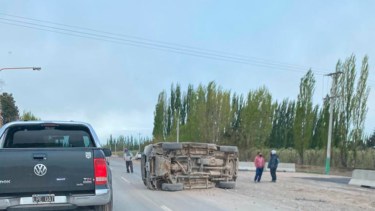 Un vehículo quedó de costado en la Ruta 22. Foto: Gentileza