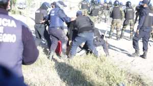 VIDEO: represión en Roca  durante un desalojo e incidentes en la comisaría
