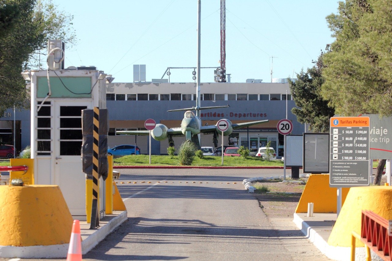 Trabajadores del aeropuerto de Neuquén solicitaron que se les garantice su continuidad laboral. (Foto: Oscar Livera)
