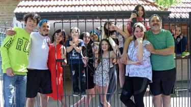 Luján, sus hijos y su marido Facundo en la casa que alquilan en Cipolletti, Alto Valle, norte de la Patagonia. Fotos de Florencia Salto.