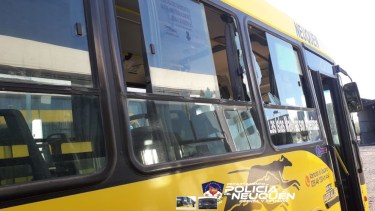 Un hombre y una mujer fueron detenidos tras romper los vidrios de un colectivo y agredir a al chofer de la unidad, en Neuquén. (Foto: Gentileza).