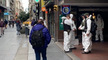 Los allanamientos se llevaron a cabo en la famosa calle Florida.