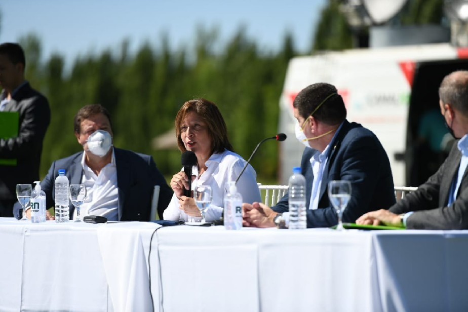 La gobernadora Arabela Carreras junto a Weretilneck y Di Tella anunció el plan de suelo urbano. Gentileza