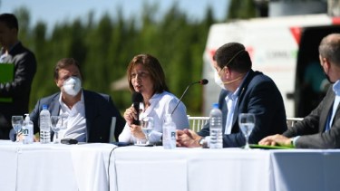 La gobernadora Arabela Carreras junto a Weretilneck y Di Tella anunció el plan de suelo urbano. Gentileza