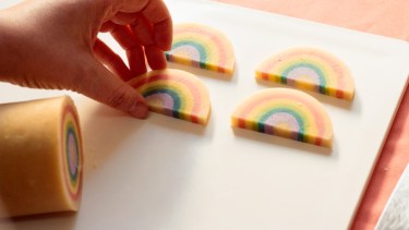 Galletitas Arcoíris: receta de Alejandra Larrigaudiere, pastelera de Fernández Oro