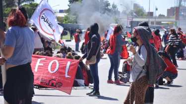 La interrupción al tránsito se mantiene en uno de los carriles  en el sentido Cipolletti-Neuquén. Foto: Yamil Regules