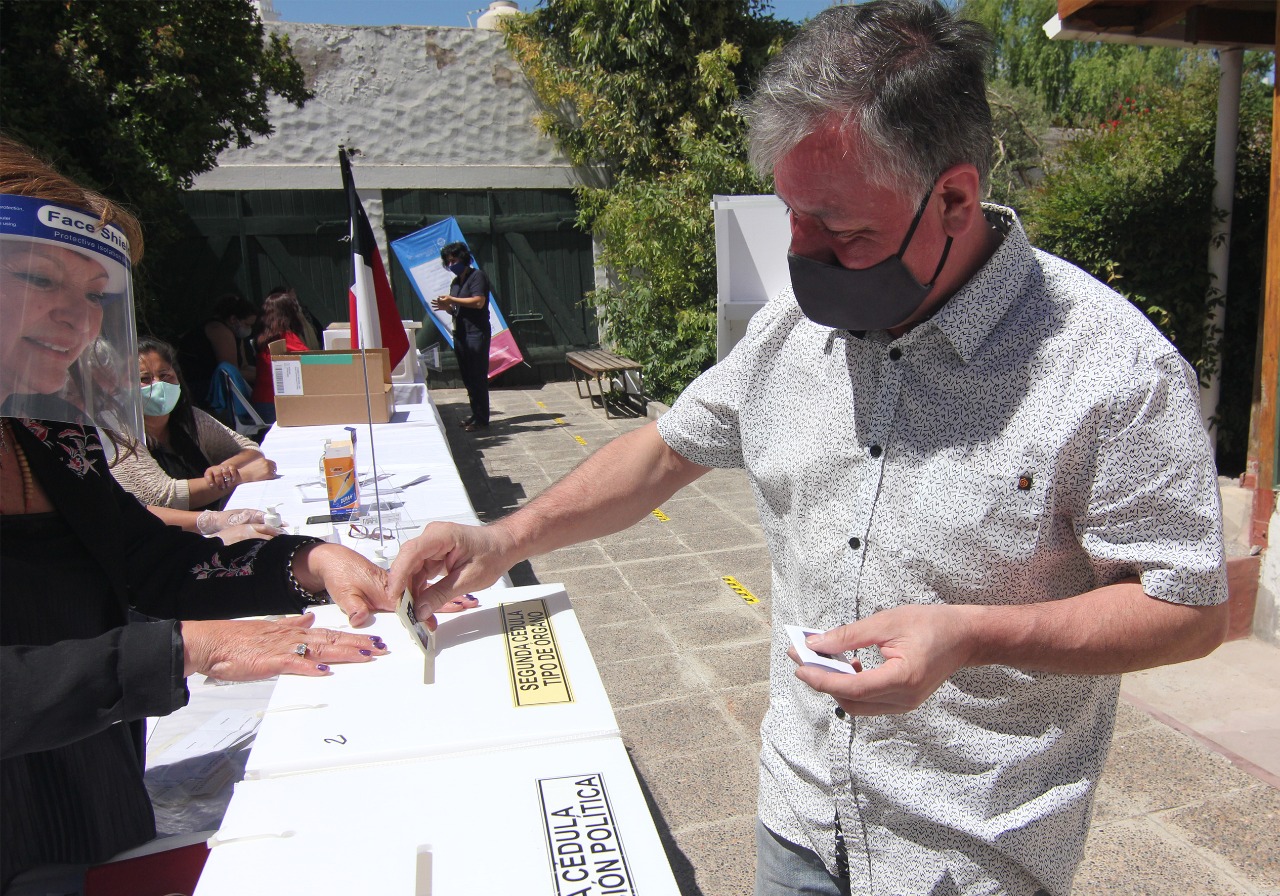 Cada votante se higienizaba sus manos con alcohol en gel al ingresar a votar  en Neuquén, para el plebiscito de Chile.  Foto: Oscar Livera 