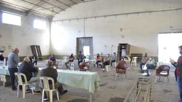 La asamblea de socios de La Reginense se realizó dentro del galpón de empaque. (Foto Néstor Salas)