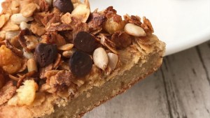 Tarta de avena, granola y chips de chocolate