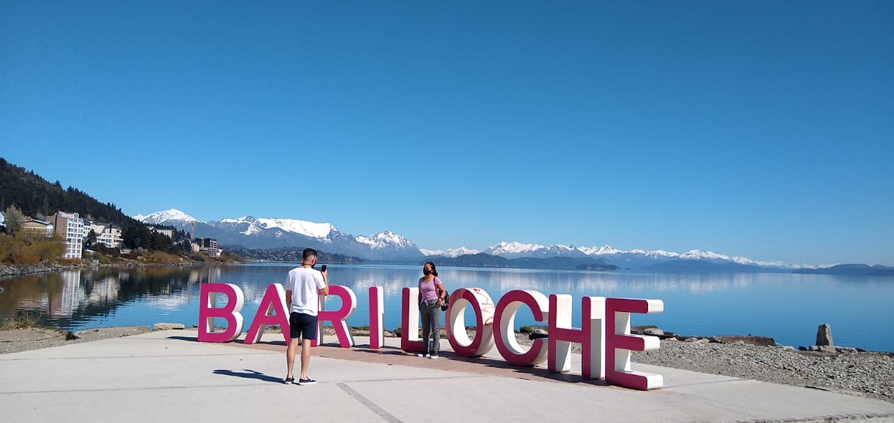 Las letras de Bariloche fueron intervenidas con el tono rosa. 
