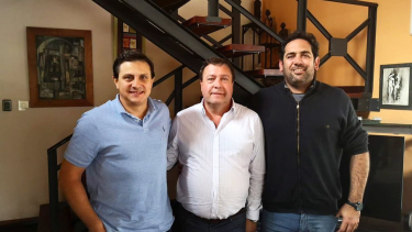 Otros tiempos: Barresi (de remera celeste) el día que Weretilneck proclamó su candidatura a intendente de Roca por JSRN. A su lado, el actual concejal Gustavo Maida. (foto: archivo)