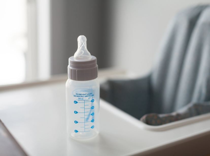 La OMS recomienda que la leche maternizada se prepare con agua a 70°C, pero el estudio arroja que la temperatura debe ser menor.