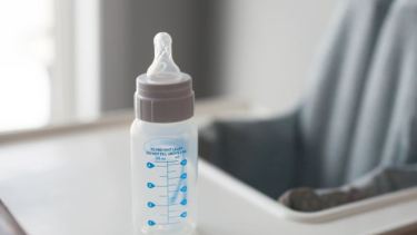 La OMS recomienda que la leche maternizada se prepare con agua a 70°C, pero el estudio arroja que la temperatura debe ser menor.