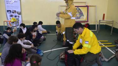 desde hace diez años los brigadistas de incendios forestales enseñan a los chicos. Esta vez será de manera virtual. Archivo