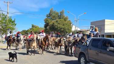 Video: emotiva cabalgata en honor al domador asesinado el año pasado en Huincul