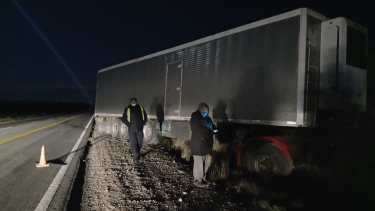 Uno de los camiones, quedó detenido sobre la banquina de la margen sur de la ruta 22. (Foto gentileza)