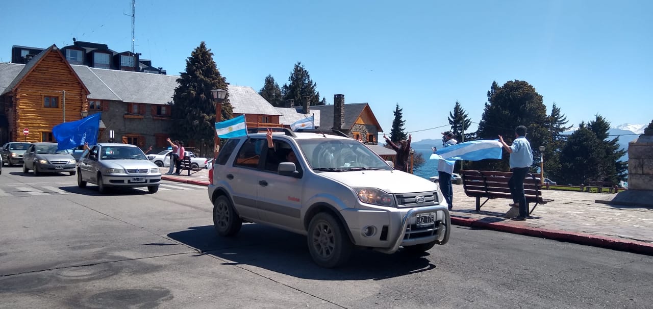 Las caravanas por el Día de la lealtad en Bariloche pasaron por el Centro Cívico.