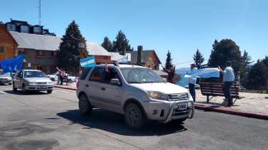 Las caravanas por el Día de la lealtad en Bariloche pasaron por el Centro Cívico.